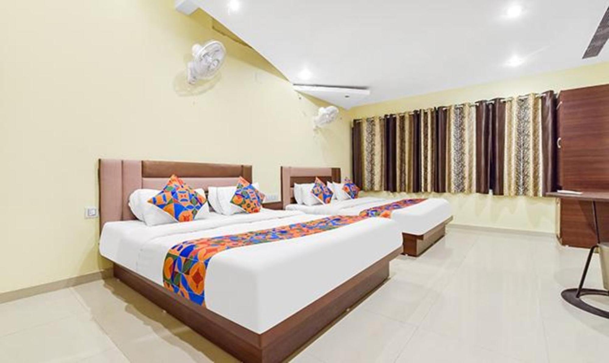 Fabexpress Poonam Palace Ahmedabad Exterior foto